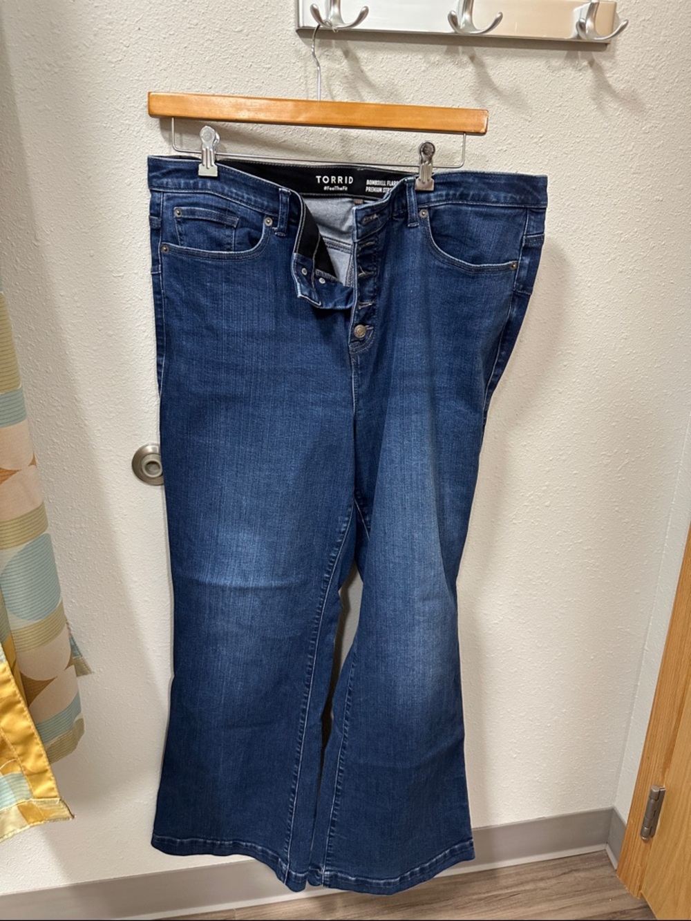 Torrid 22T bombshell flare premium stretch